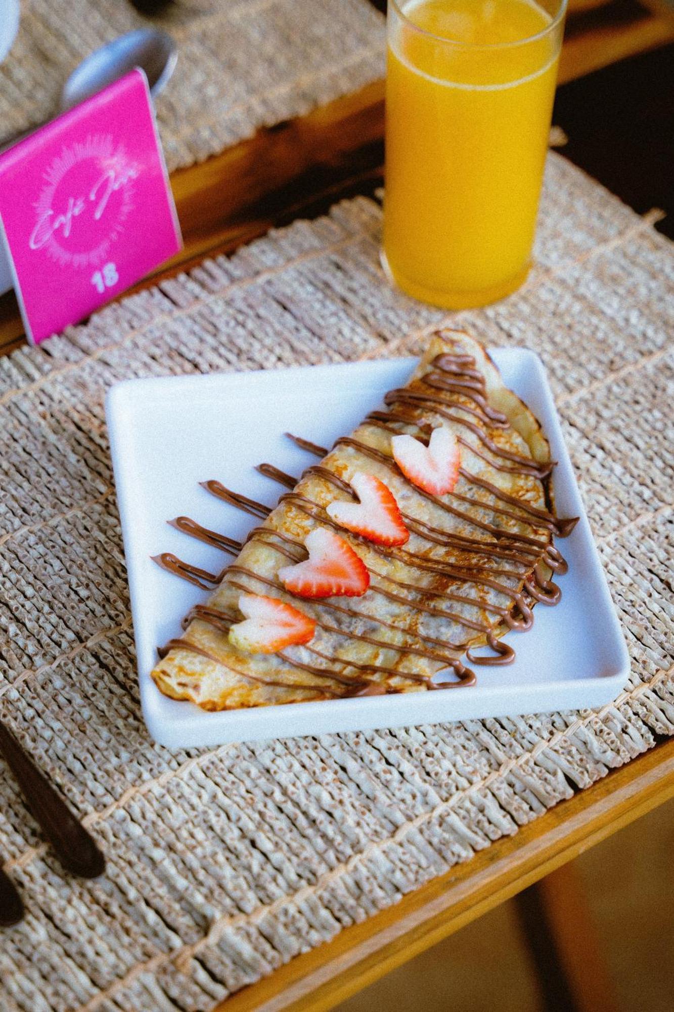 Cafe Jeri Hotel Жижока-ди-Жерикуакуара Экстерьер фото A crêpe filled with chocolate and strawberries