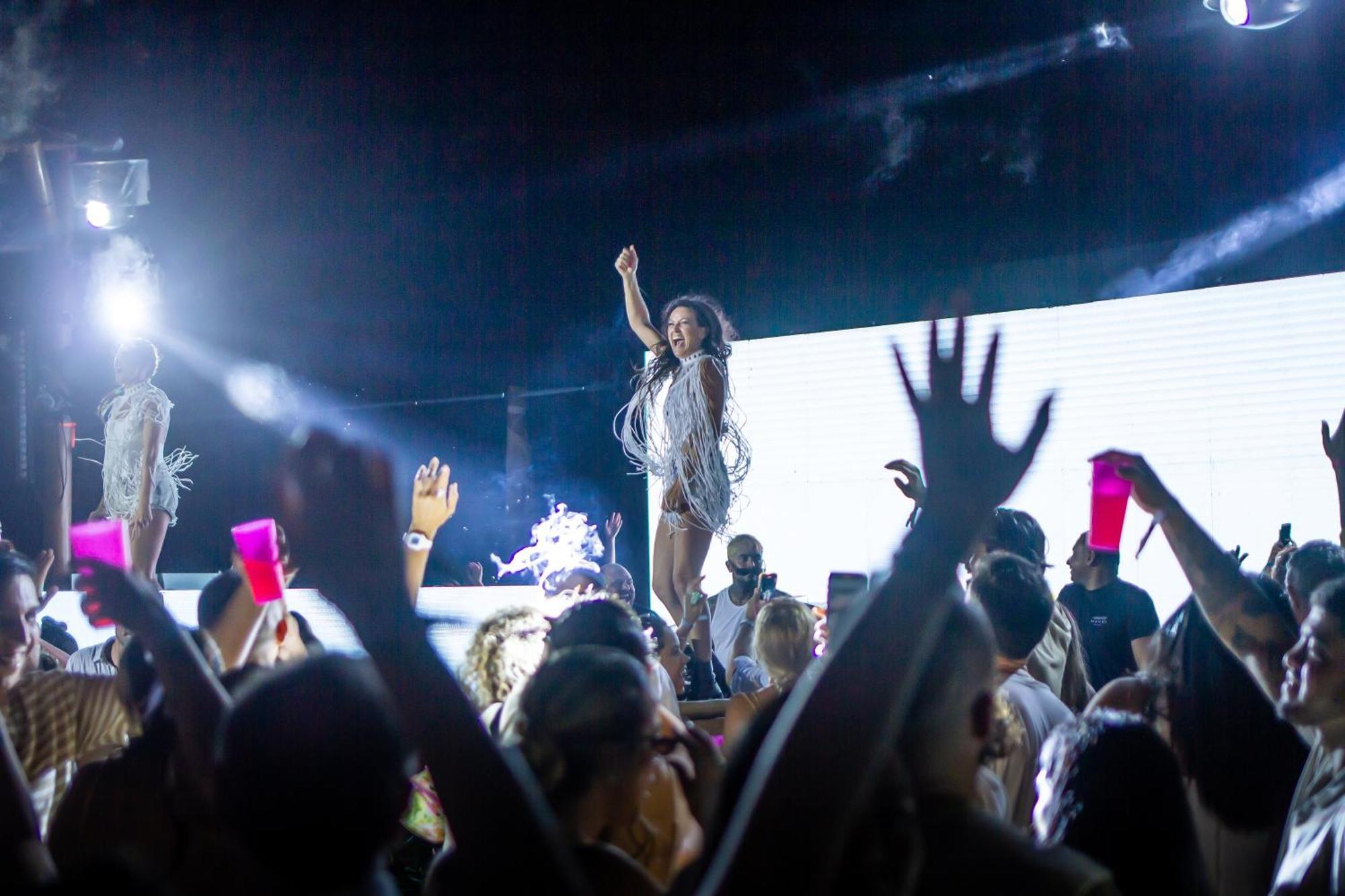 Cafe Jeri Hotel Жижока-ди-Жерикуакуара Экстерьер фото Rihanna performing "Work" at the 2016 Coachella Valley Music and Arts Festival