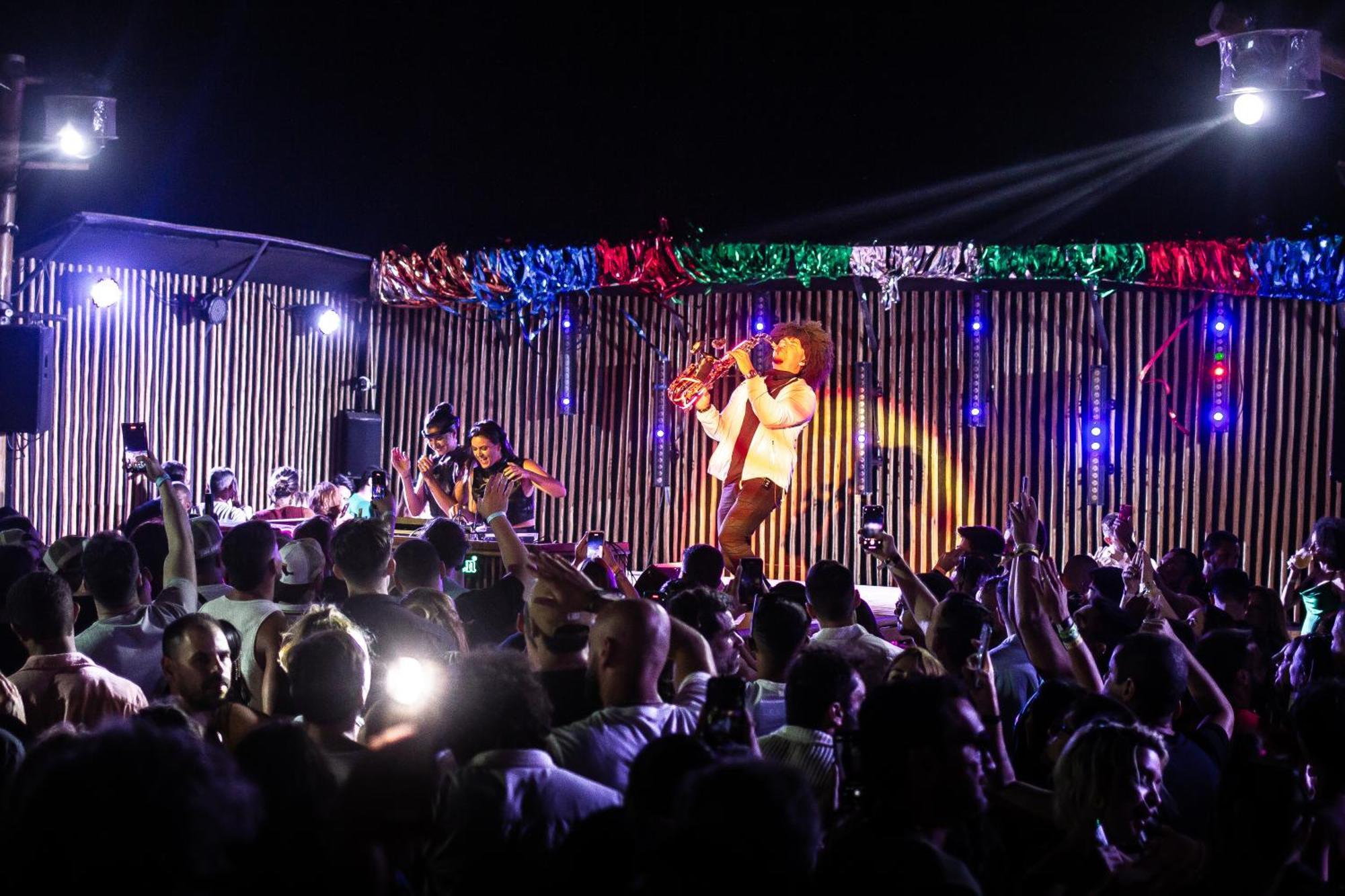 Cafe Jeri Hotel Жижока-ди-Жерикуакуара Экстерьер фото The band performing in 2019