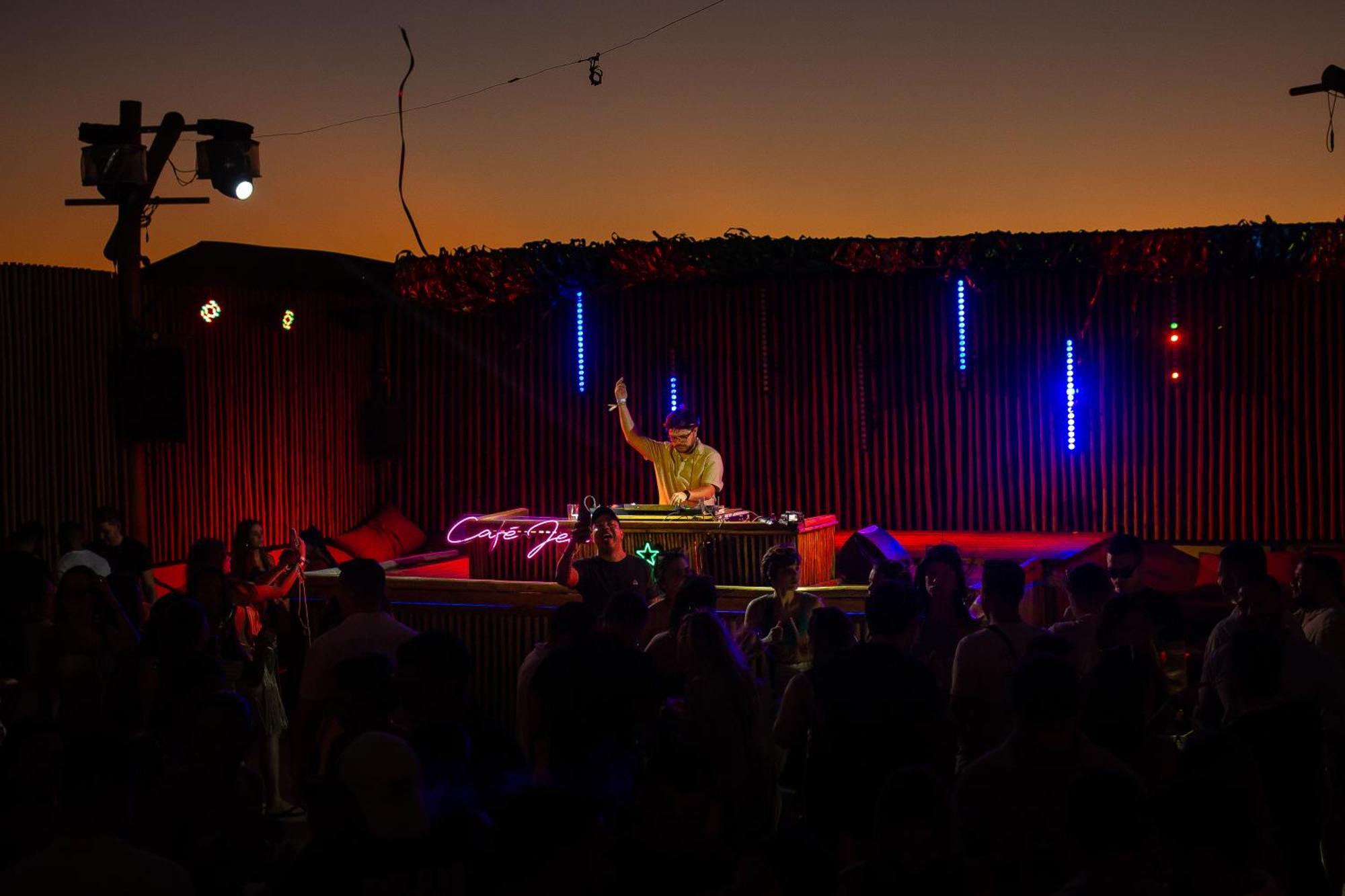Cafe Jeri Hotel Жижока-ди-Жерикуакуара Экстерьер фото DJ performing at the 2011 festival